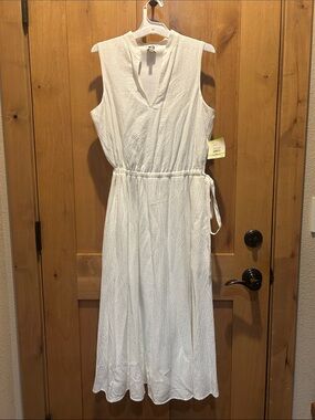 NWT! Machine washable!Anne Klein White Sleeveless V-Neck Maxi Dress w Waist Tie